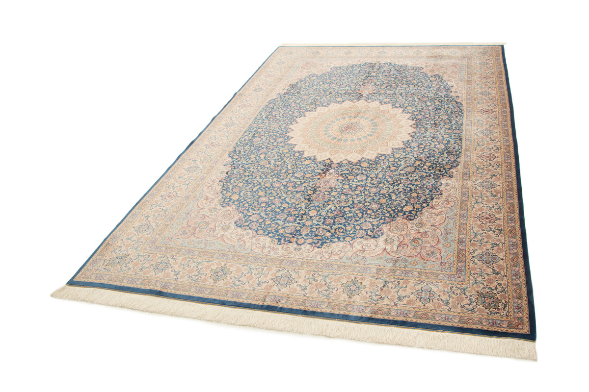 Rechteck Teppich Ghom Design in Blau von Hadorn™ - Lifestyle Image