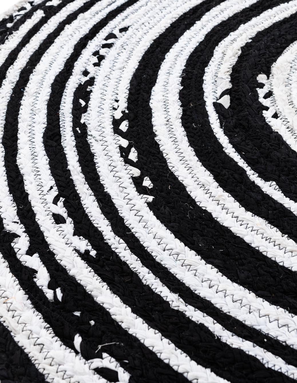 Rund Handgeflochten Teppich Chindi Cotton in Schwarz und Weiss von Hadorn™ - Lifestyle Image