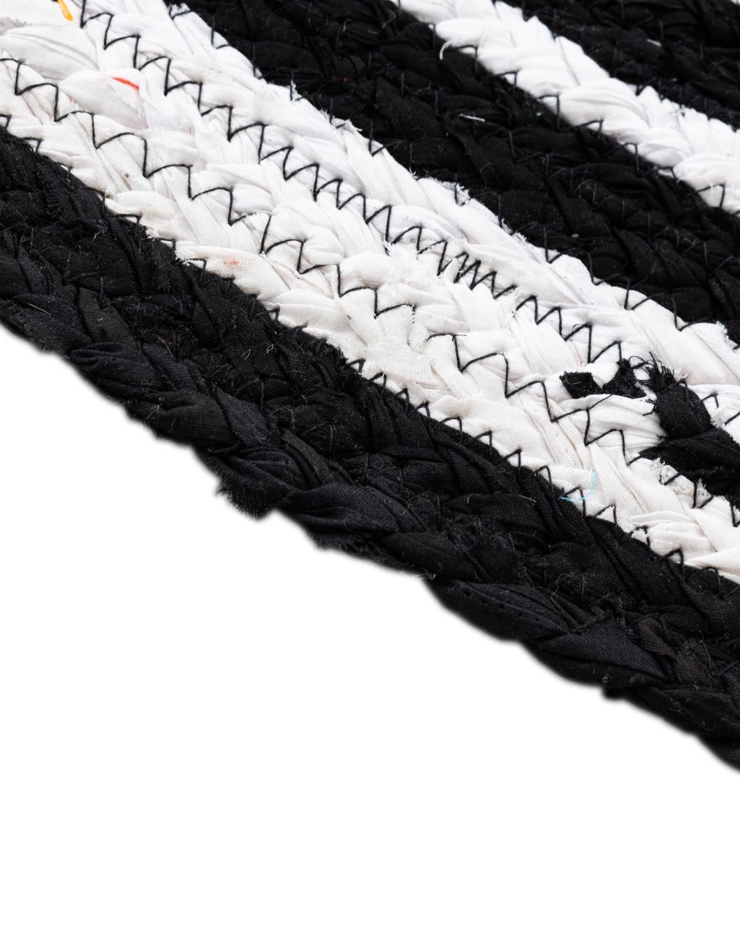Rund Handgeflochten Teppich Chindi Cotton in Schwarz und Weiss von Hadorn™ - Lifestyle Image