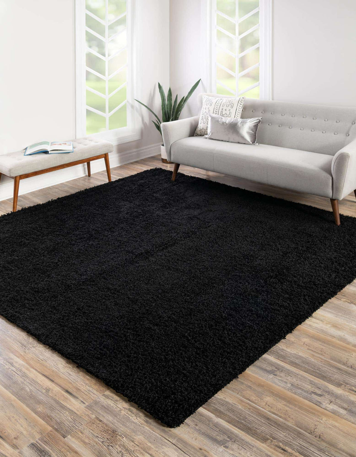 Quadratisch Hochflorteppich Solid Shag in Tiefschwarz von Hadorn™ - Lifestyle Image