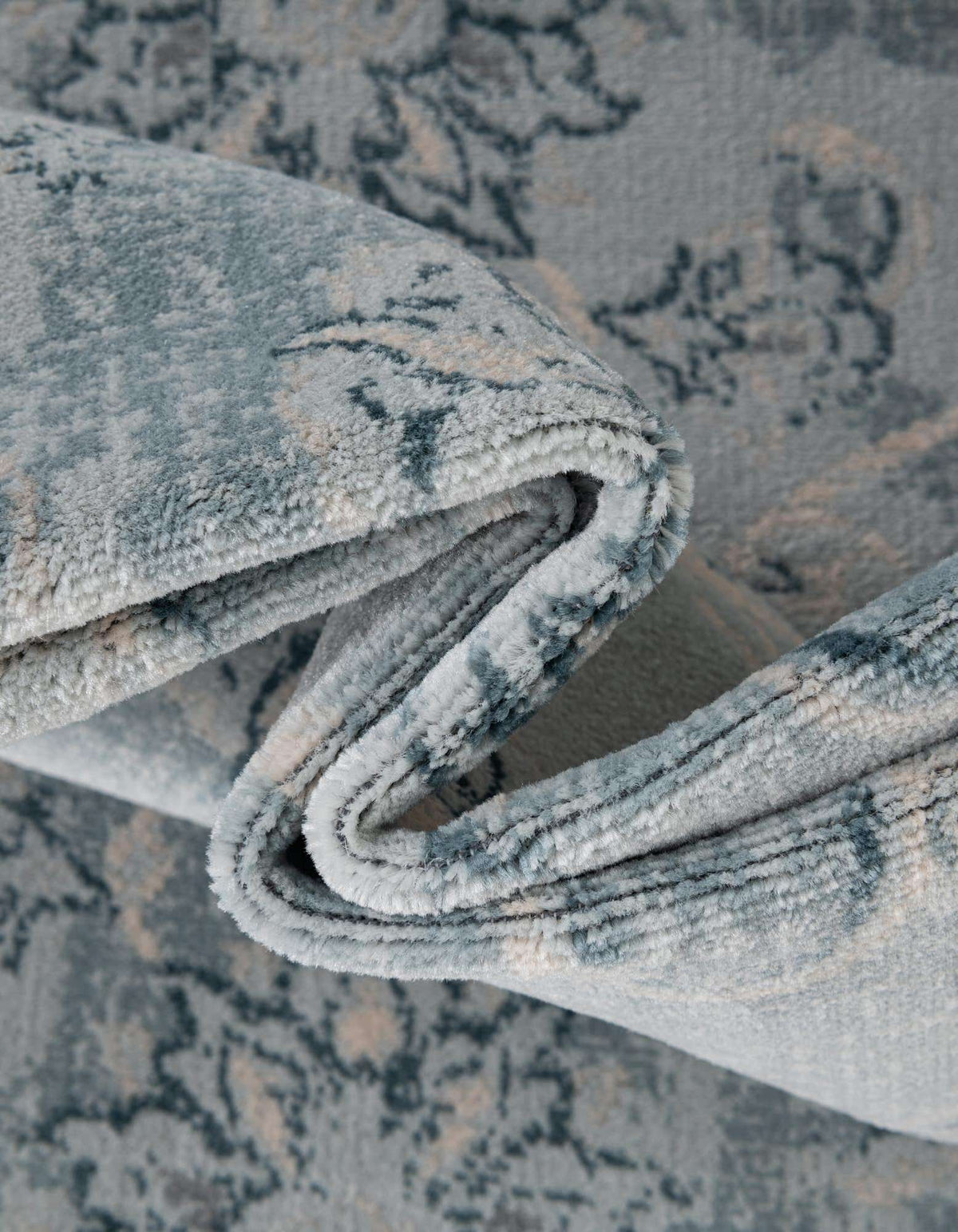 Rund Teppich Restoration in Hellblau von Hadorn™ - Lifestyle Image