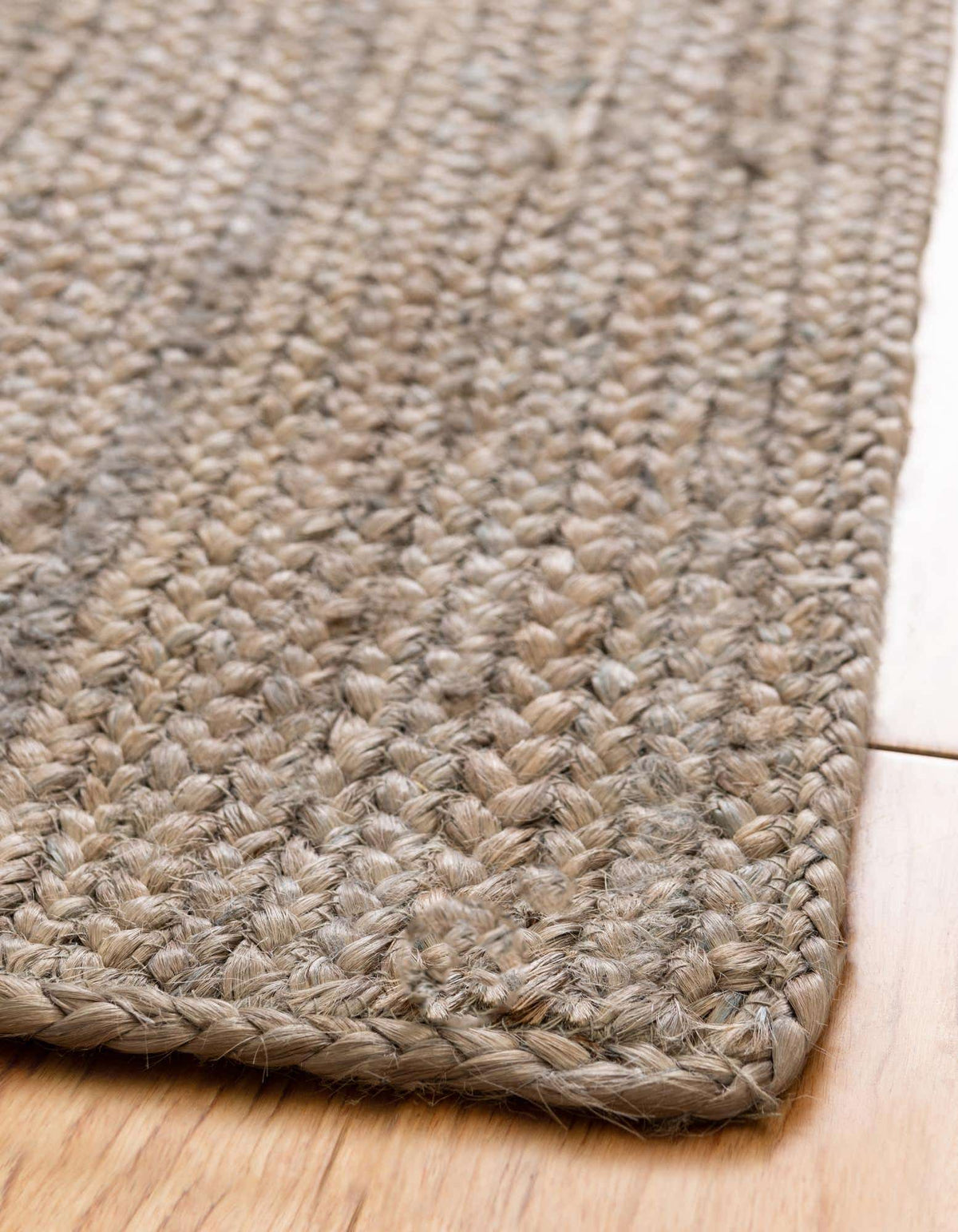 Rechteck Handgeflochten Teppich Braided Jute in Grau von Hadorn™ - Lifestyle Image
