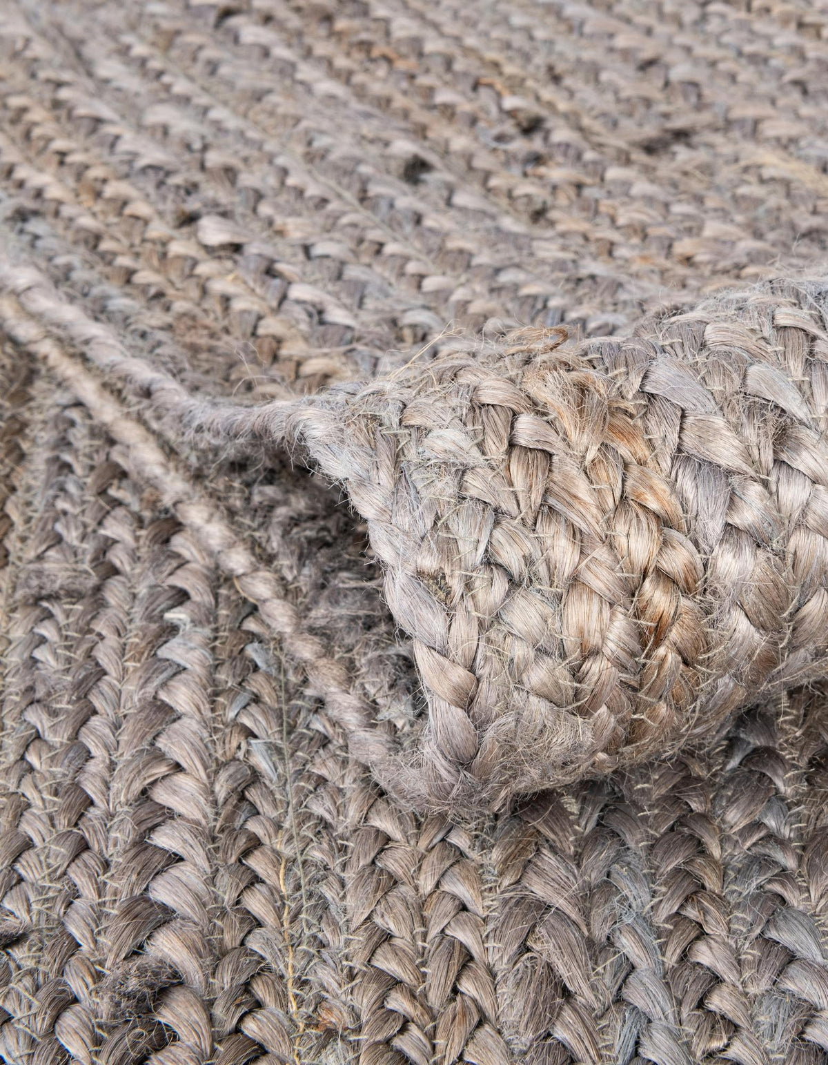 Rechteck Handgeflochten Teppich Braided Jute in Grau von Hadorn™ - Lifestyle Image