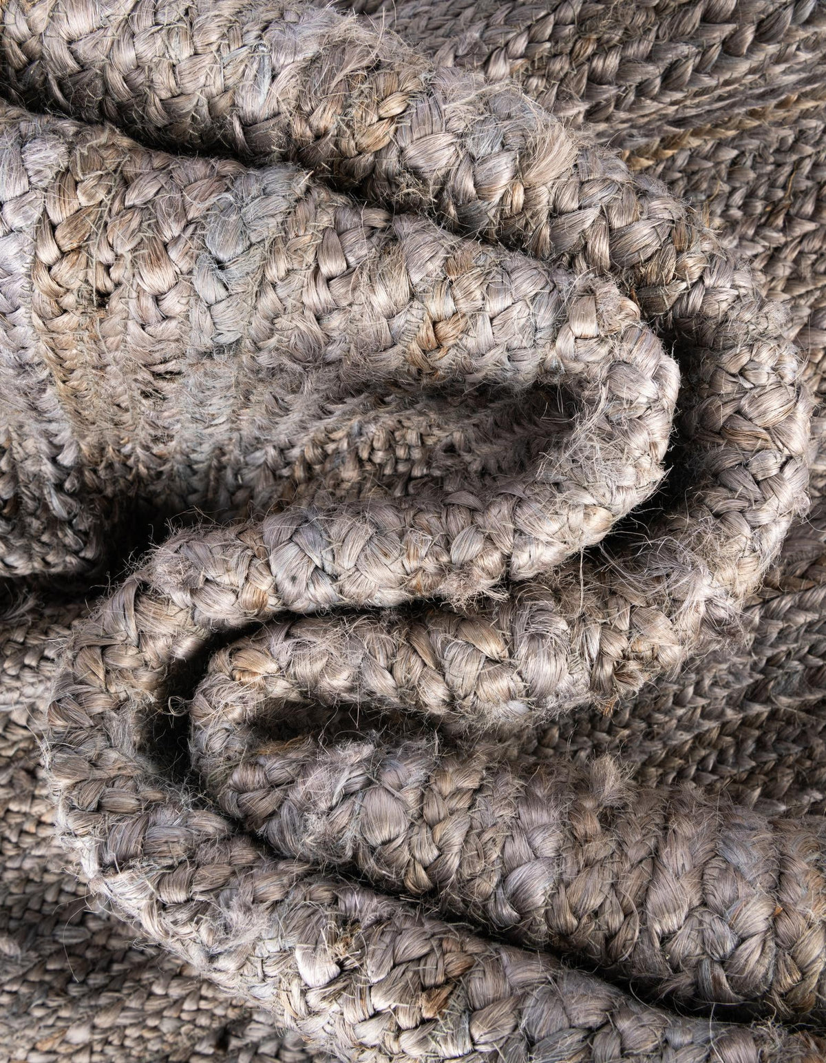 Rechteck Handgeflochten Teppich Braided Jute in Grau von Hadorn™ - Lifestyle Image