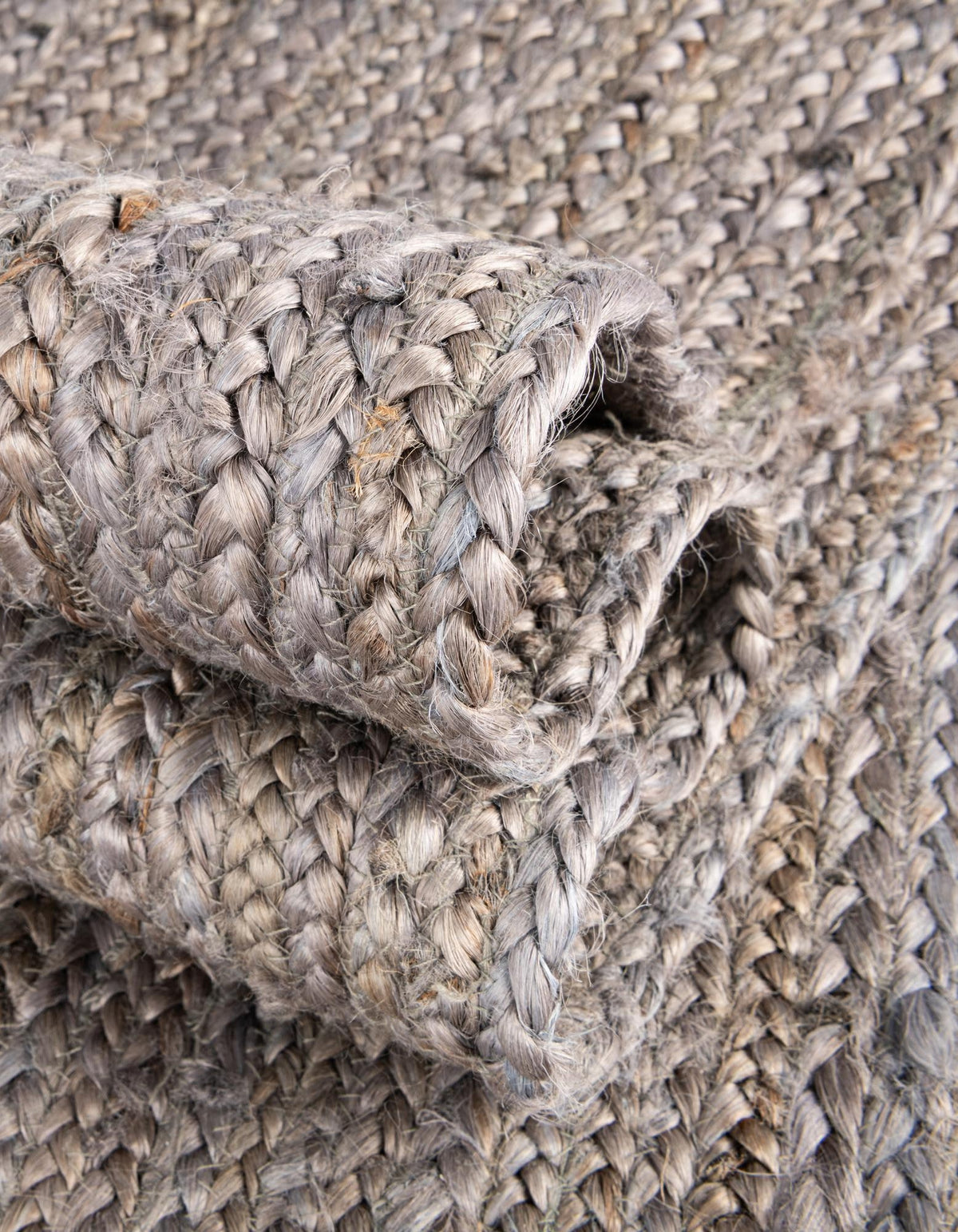 Rechteck Handgeflochten Teppich Braided Jute in Grau von Hadorn™ - Lifestyle Image