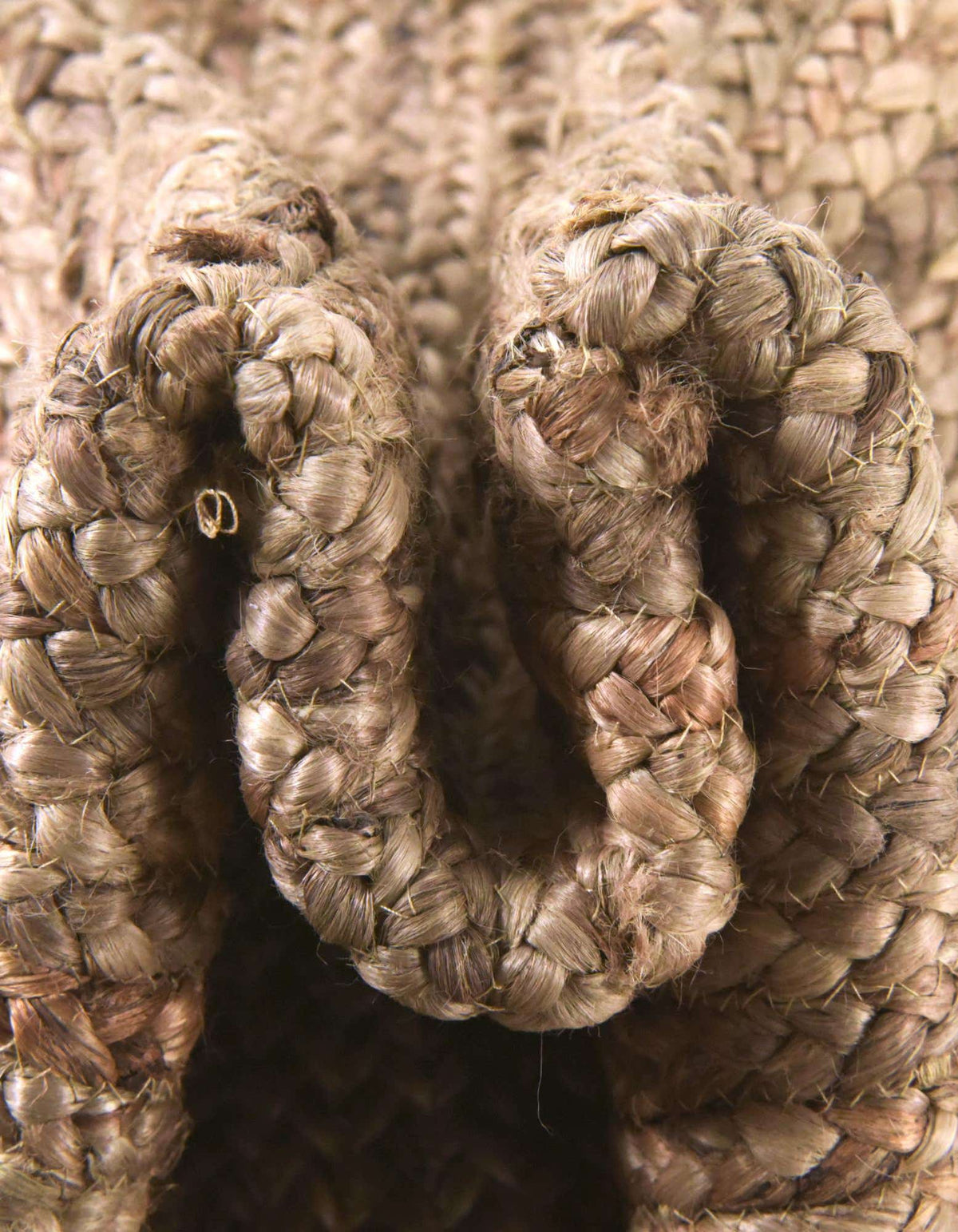 Rund Handgeflochten Teppich Braided Jute in Natürlich von Hadorn™ - Lifestyle Image