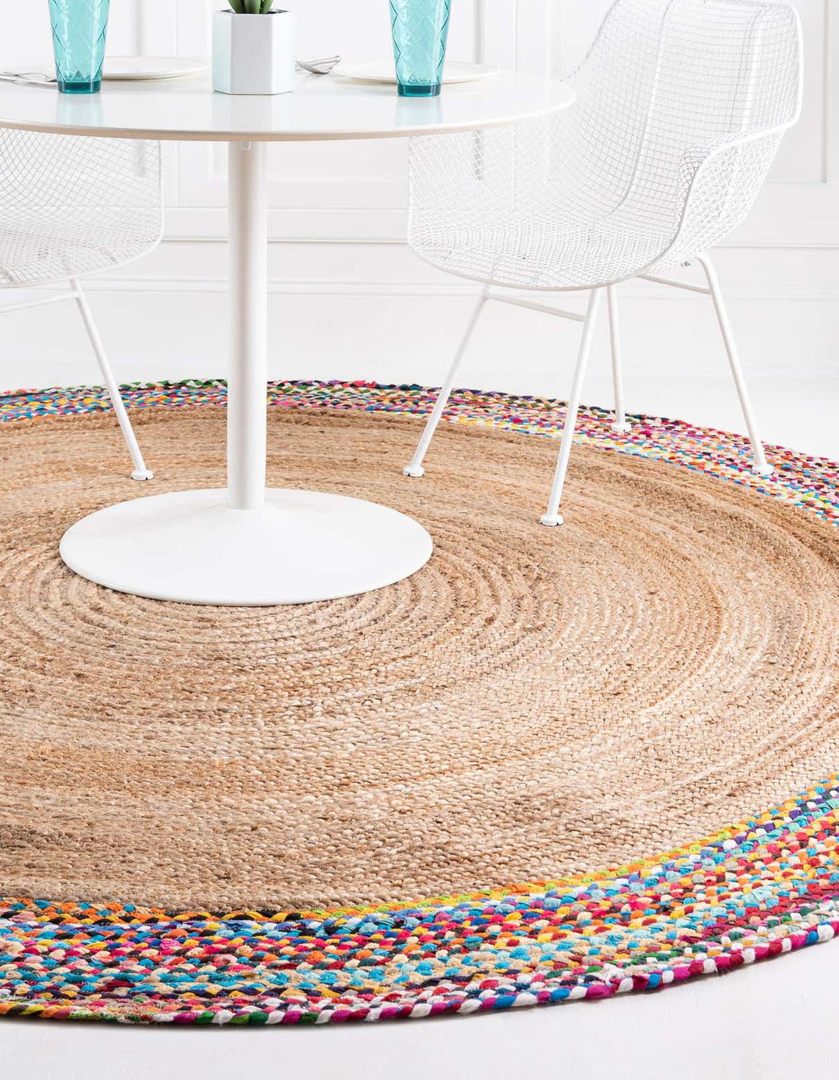Rund Handgeflochten Teppich Braided Jute in Natürlich von Hadorn™ - Lifestyle Image