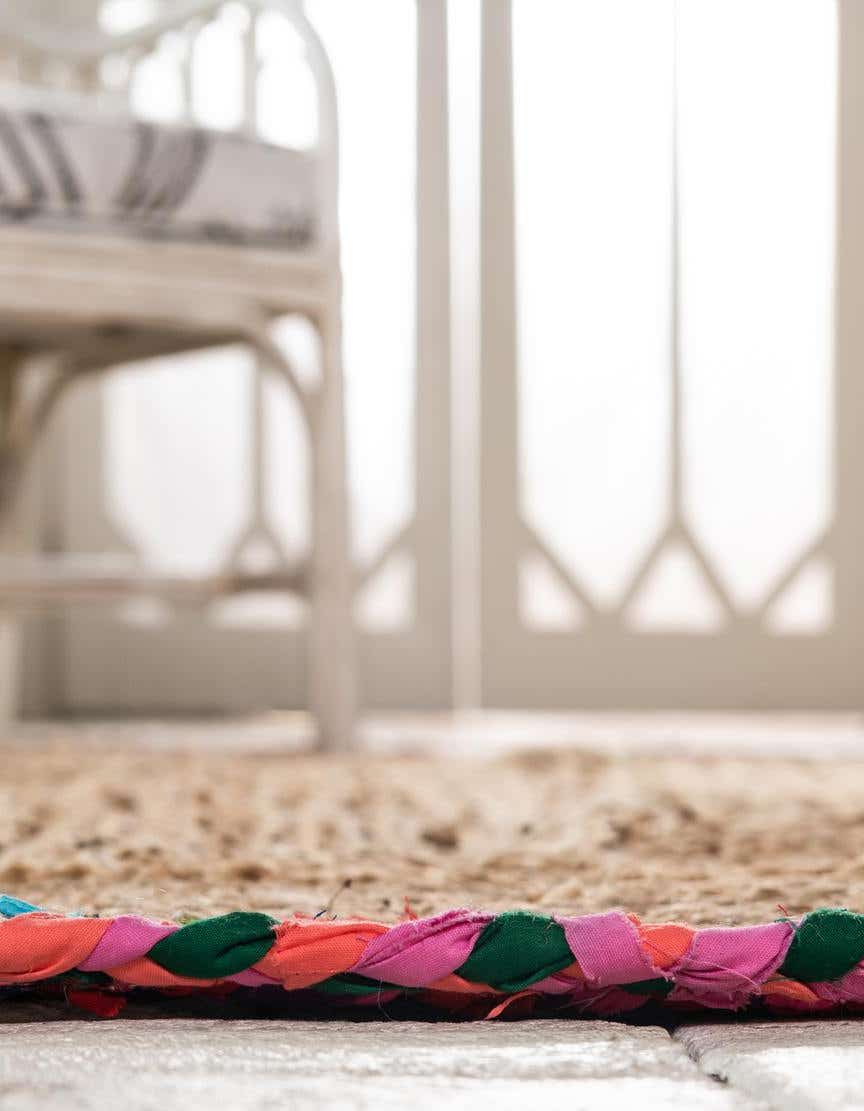 Rund Handgeflochten Teppich Braided Jute in Natürlich von Hadorn™ - Lifestyle Image
