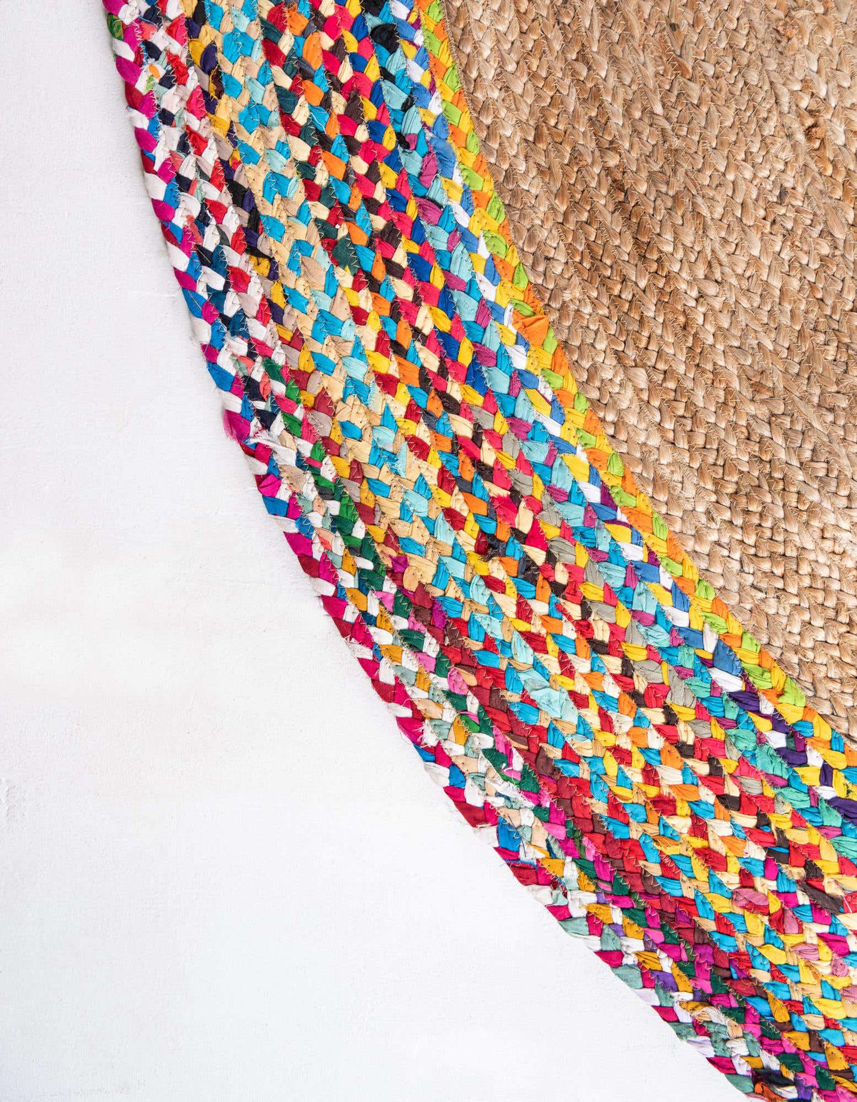 Rund Handgeflochten Teppich Braided Jute in Natürlich von Hadorn™ - Lifestyle Image