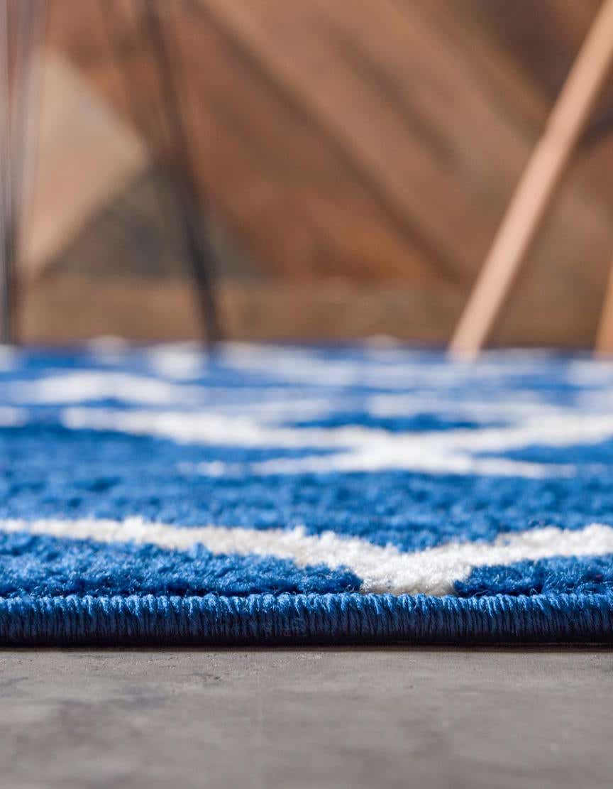 Rechteck Teppich Trellis Frieze in Marineblau von Hadorn™ - Lifestyle Image