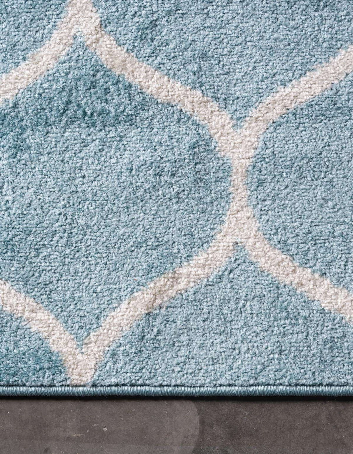 Rechteck Teppich Trellis Frieze in Hellblau von Hadorn™ - Lifestyle Image