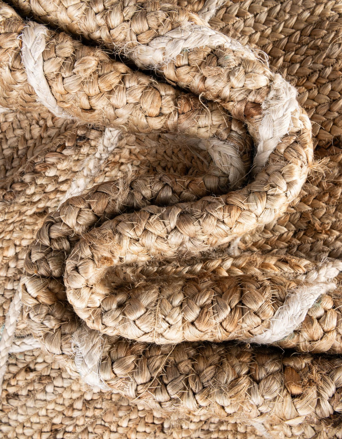 Läufer Handgeflochten Teppich Braided Jute in Weiss von Hadorn™ - Lifestyle Image