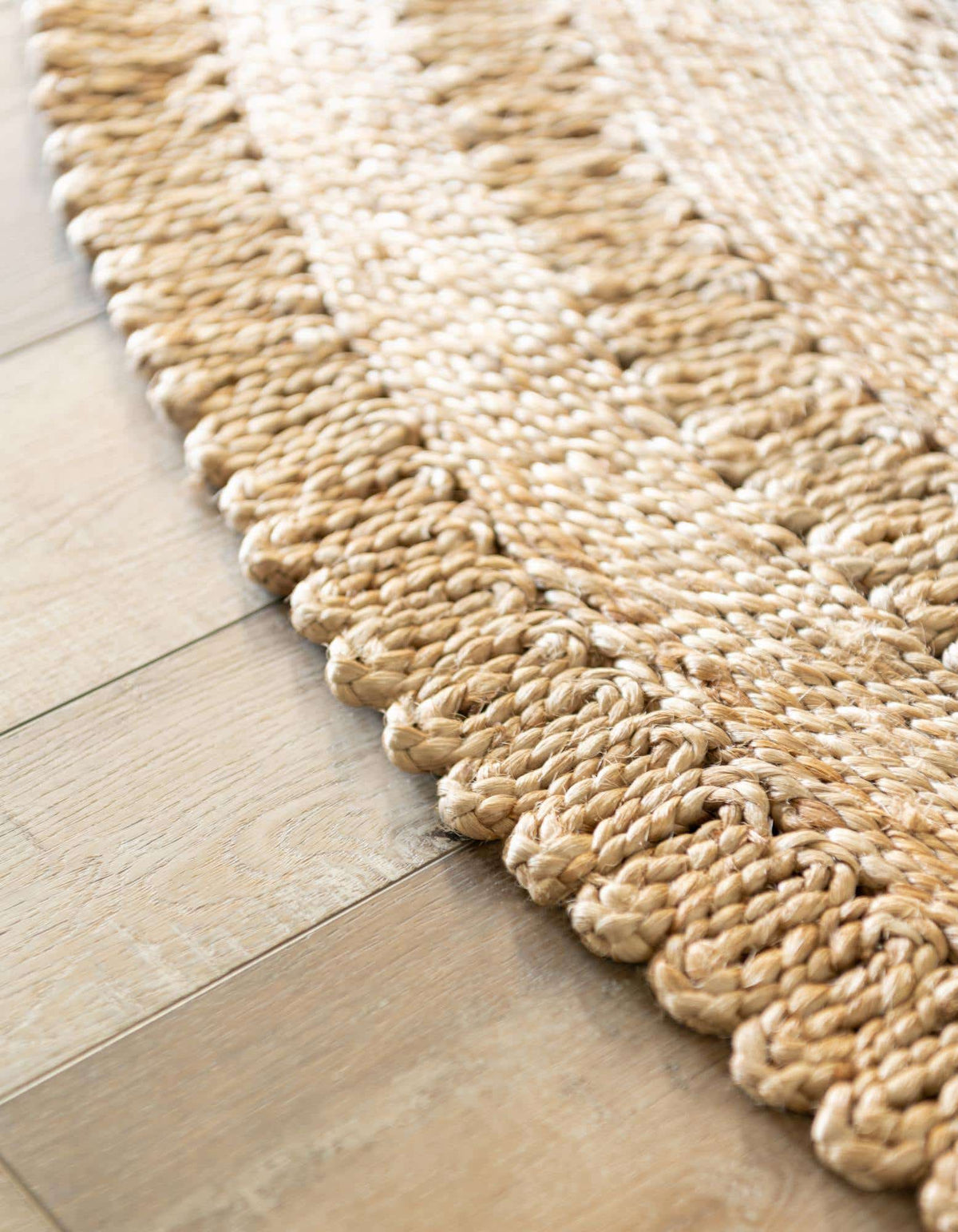 Rund Handgeflochten Teppich Braided Jute in Natürlich von Hadorn™ - Lifestyle Image