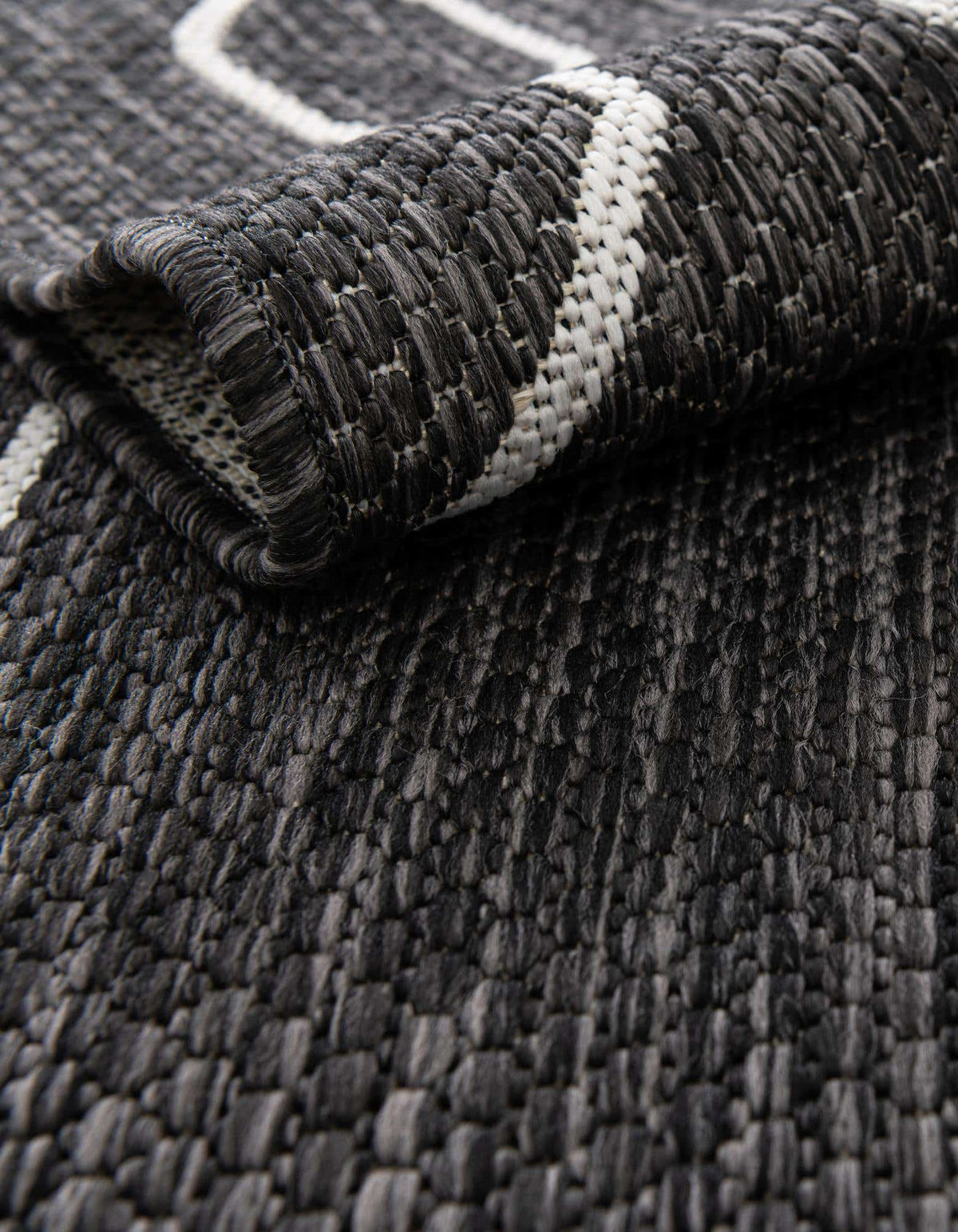 Rund Outdoor Teppich Tulum Outdoor in Holzkohle von Hadorn™ - Lifestyle Image