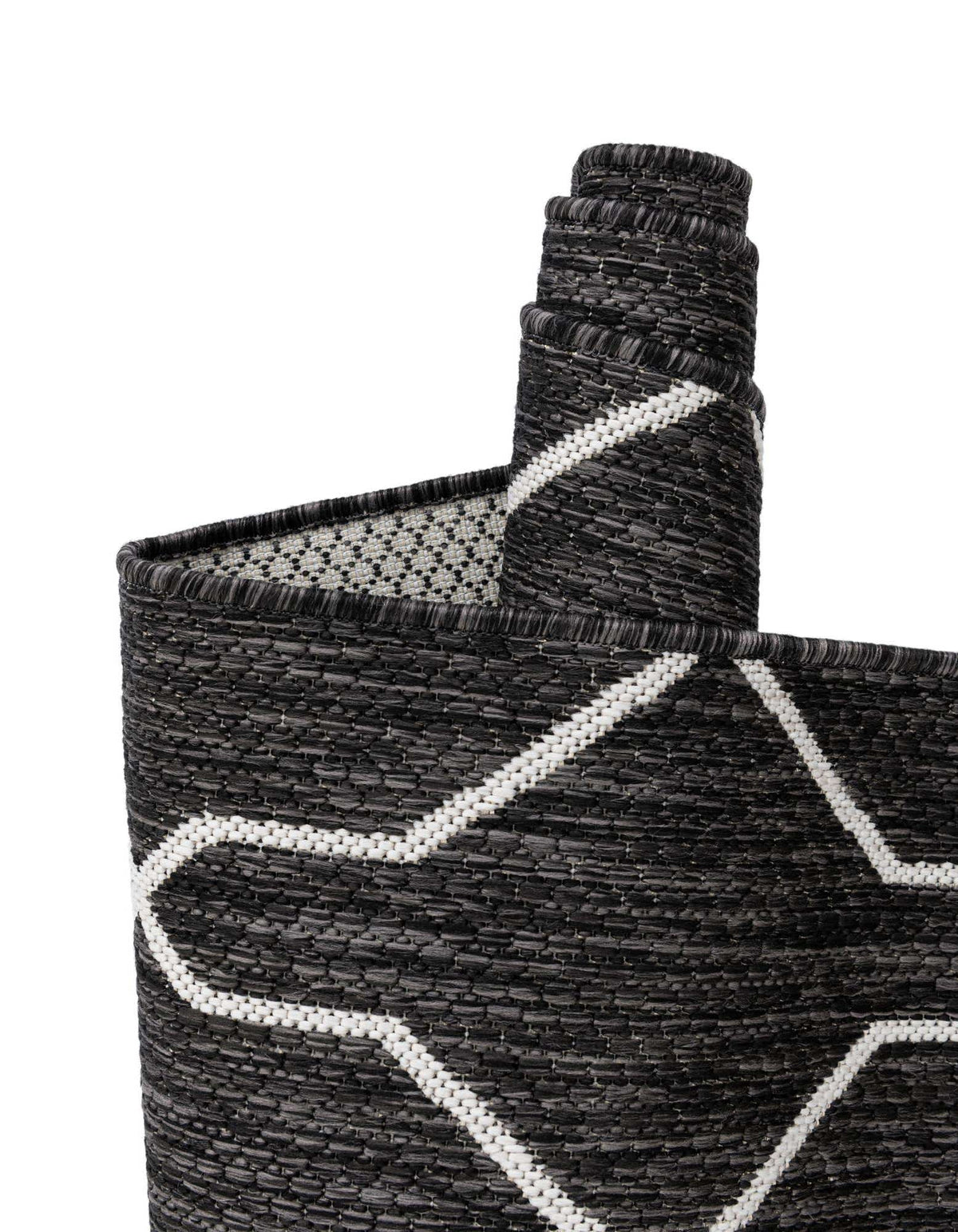 Rund Outdoor Teppich Tulum Outdoor in Holzkohle von Hadorn™ - Lifestyle Image