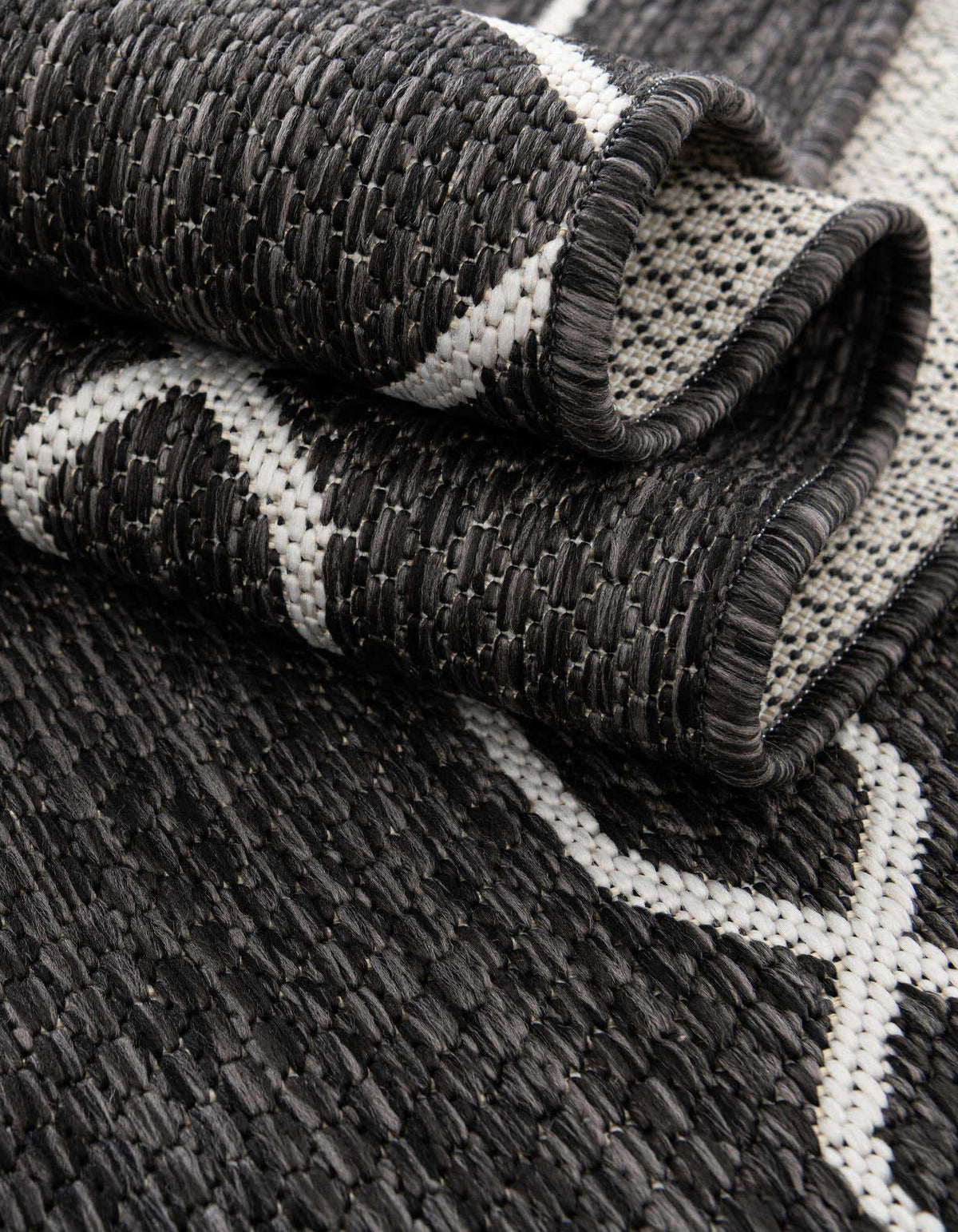 Rund Outdoor Teppich Tulum Outdoor in Holzkohle von Hadorn™ - Lifestyle Image