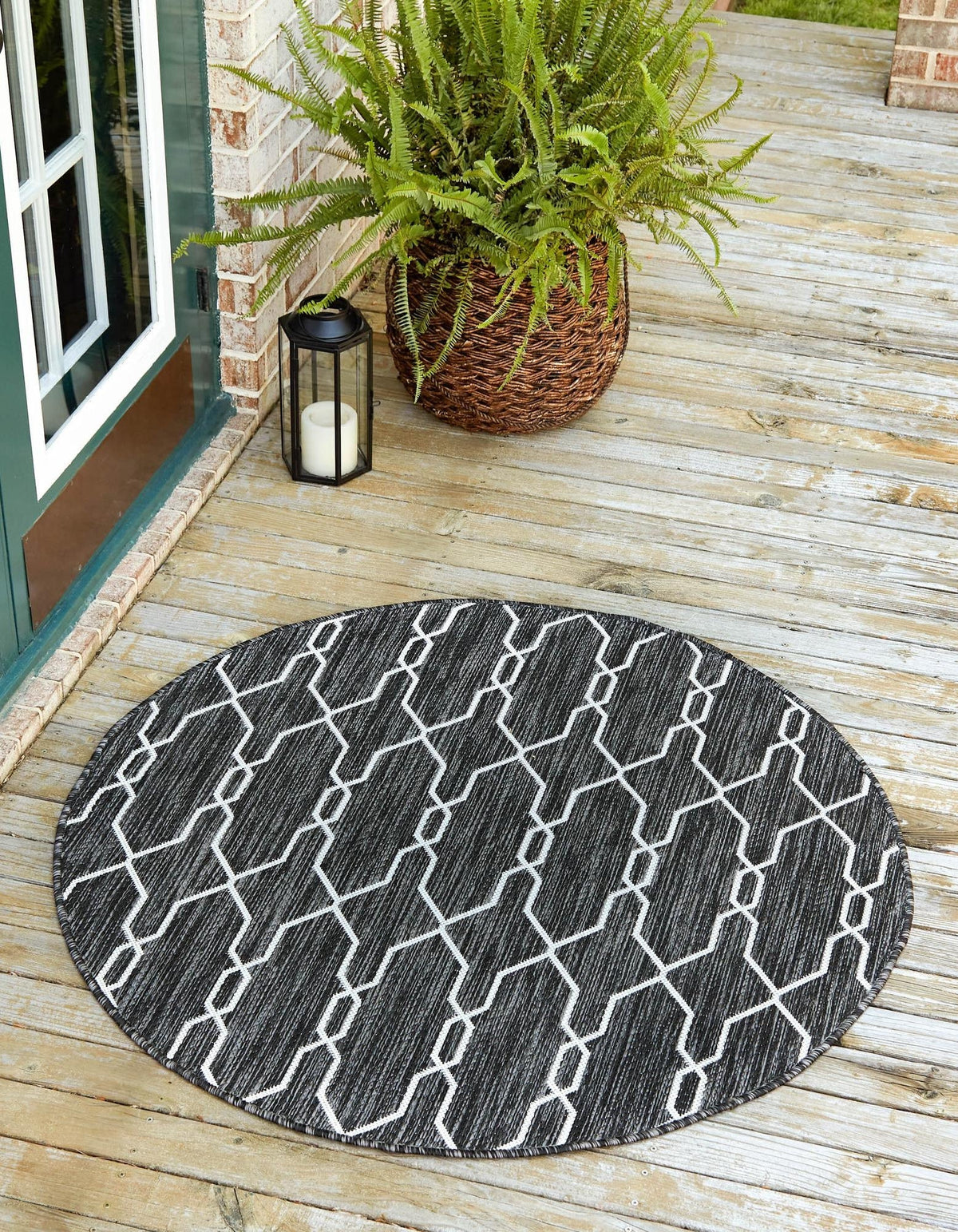 Rund Outdoor Teppich Tulum Outdoor in Holzkohle von Hadorn™ - Lifestyle Image