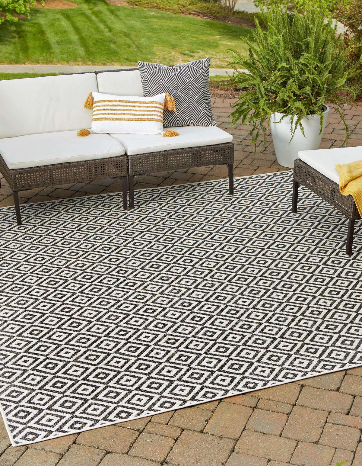 Quadratisch Outdoor Teppich Tulum Outdoor in Anthrazit von Hadorn™ - Lifestyle Image