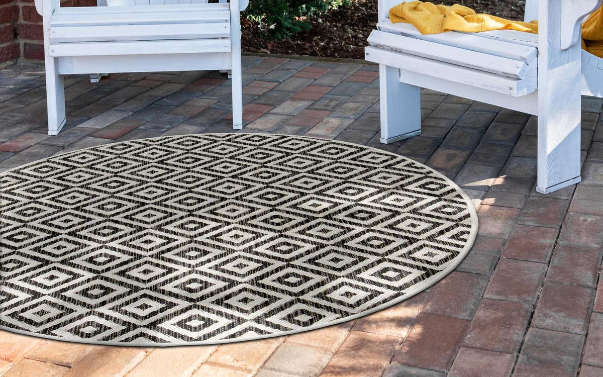 Rund Outdoor Teppich Tulum Outdoor in Anthrazit von Hadorn™ - Lifestyle Image