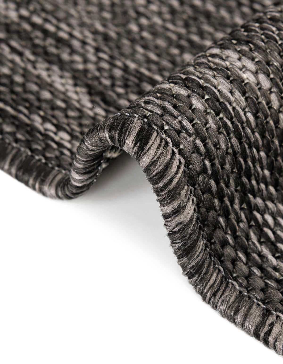 Quadratisch Outdoor Teppich Tulum Outdoor in Holzkohle von Hadorn™ - Lifestyle Image