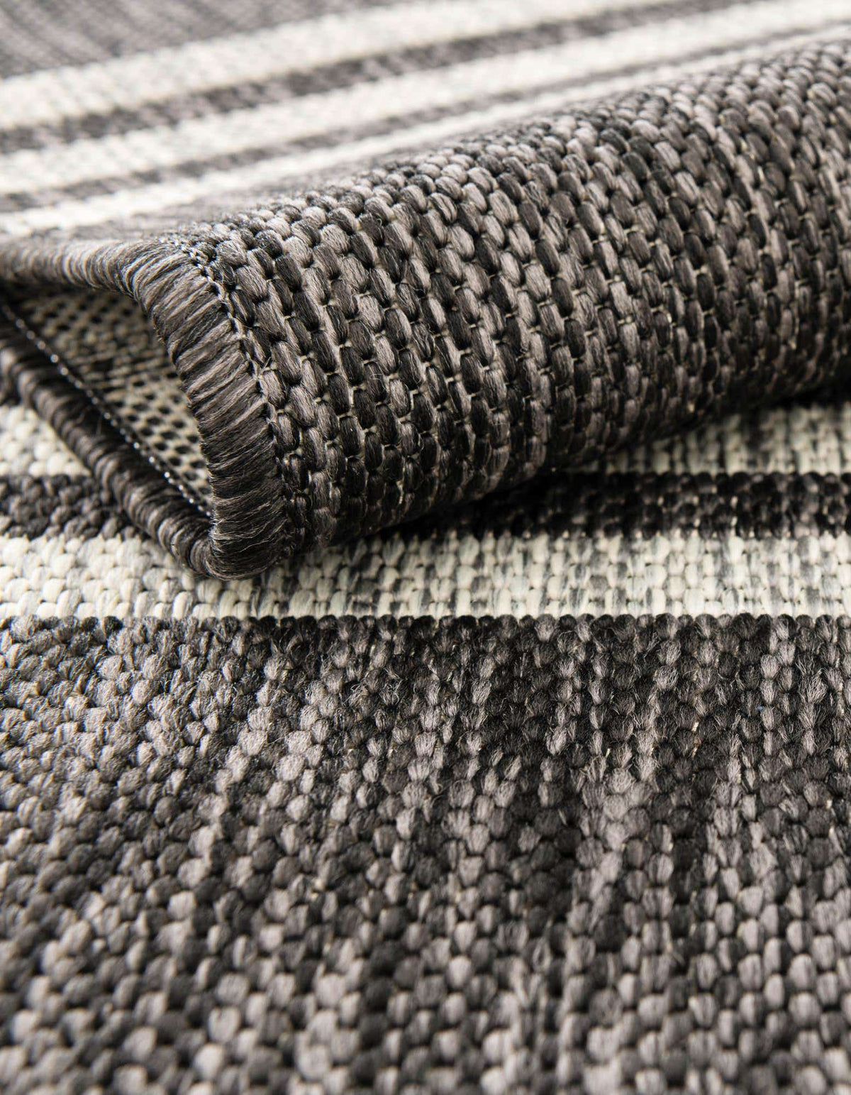 Rechteck Outdoor Teppich Tulum Outdoor in Holzkohle von Hadorn™ - Lifestyle Image