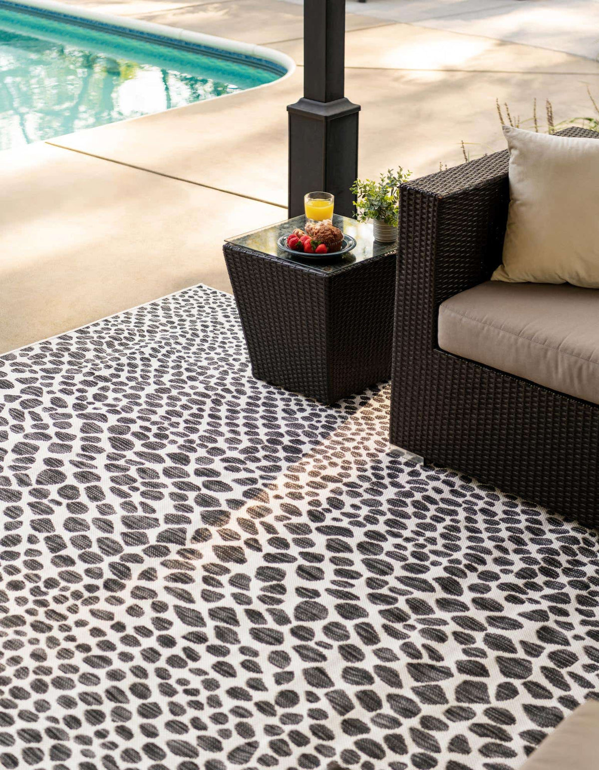 Rechteck Outdoor Teppich Tulum Outdoor in Schwarz von Hadorn™ - Lifestyle Image