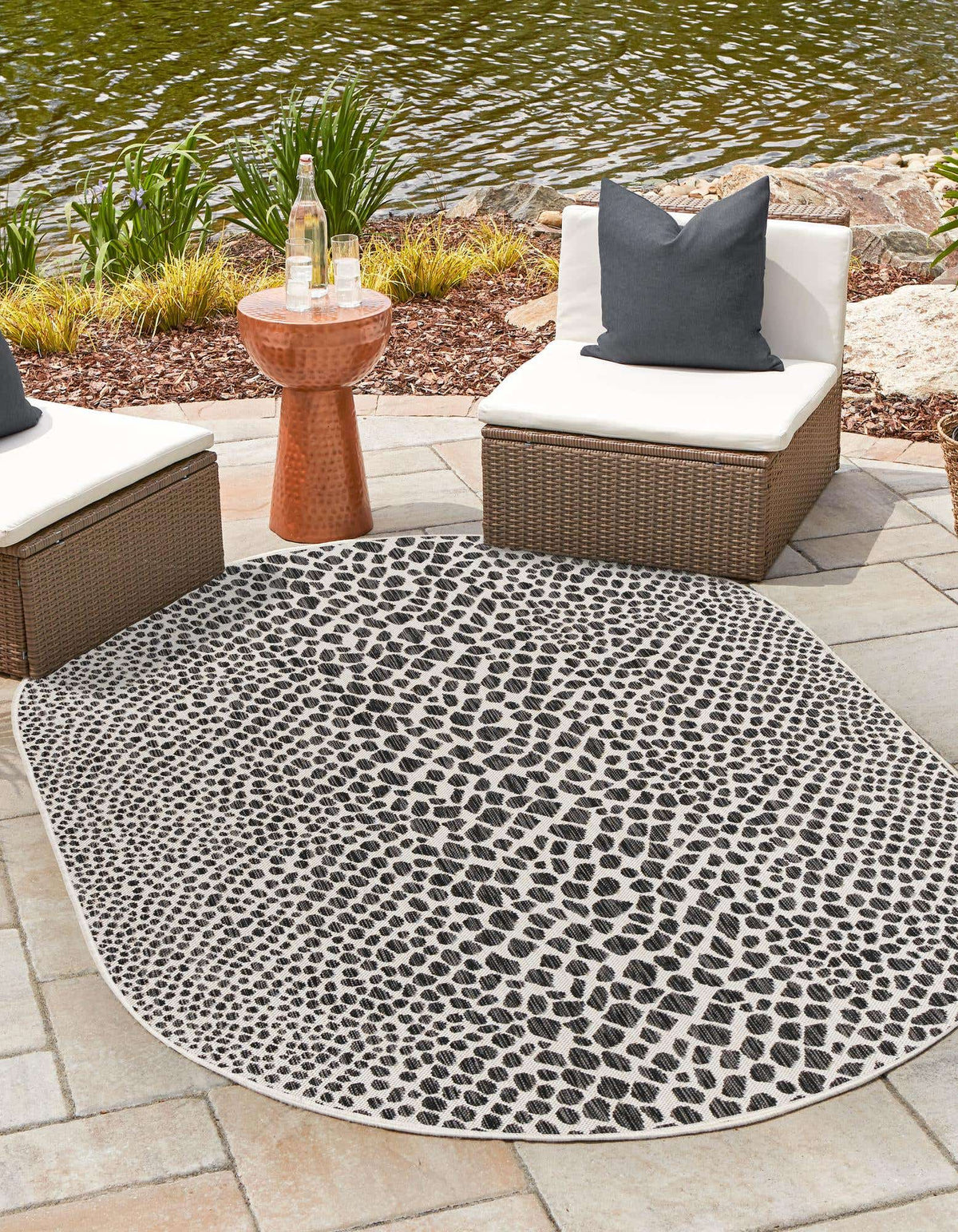 Oval Outdoor Teppich Tulum Outdoor in Schwarz von Hadorn™ - Lifestyle Image