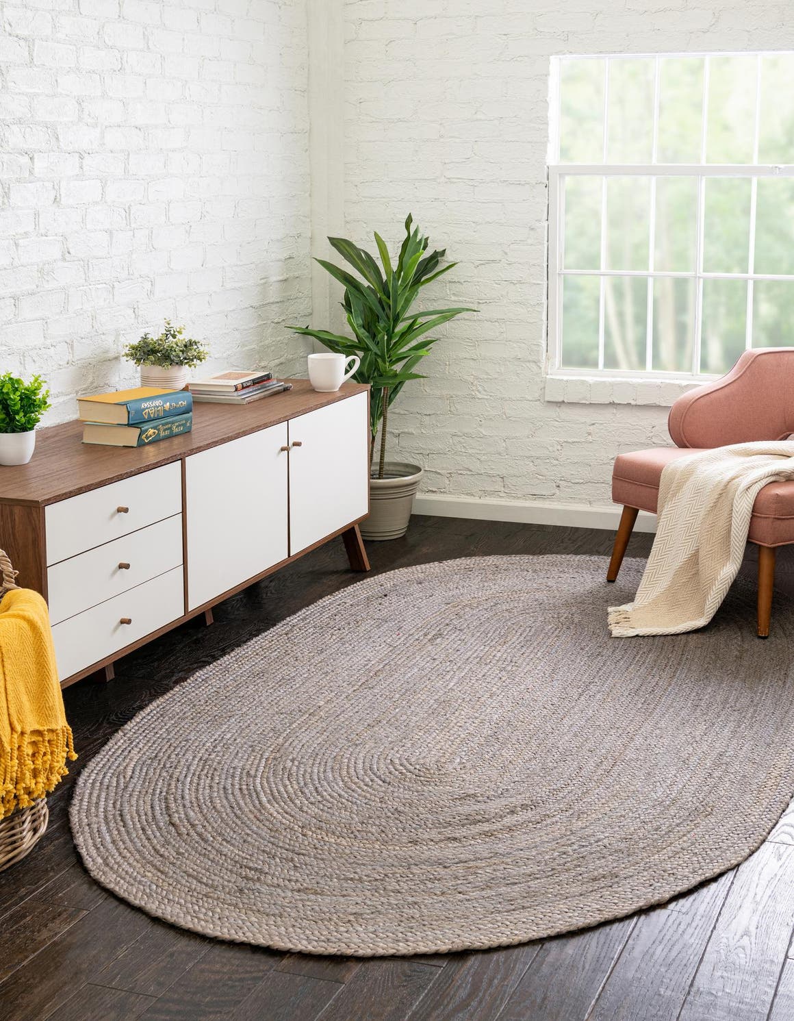 Oval Handgeflochten Teppich Braided Jute in Grau von Hadorn™ - Lifestyle Image