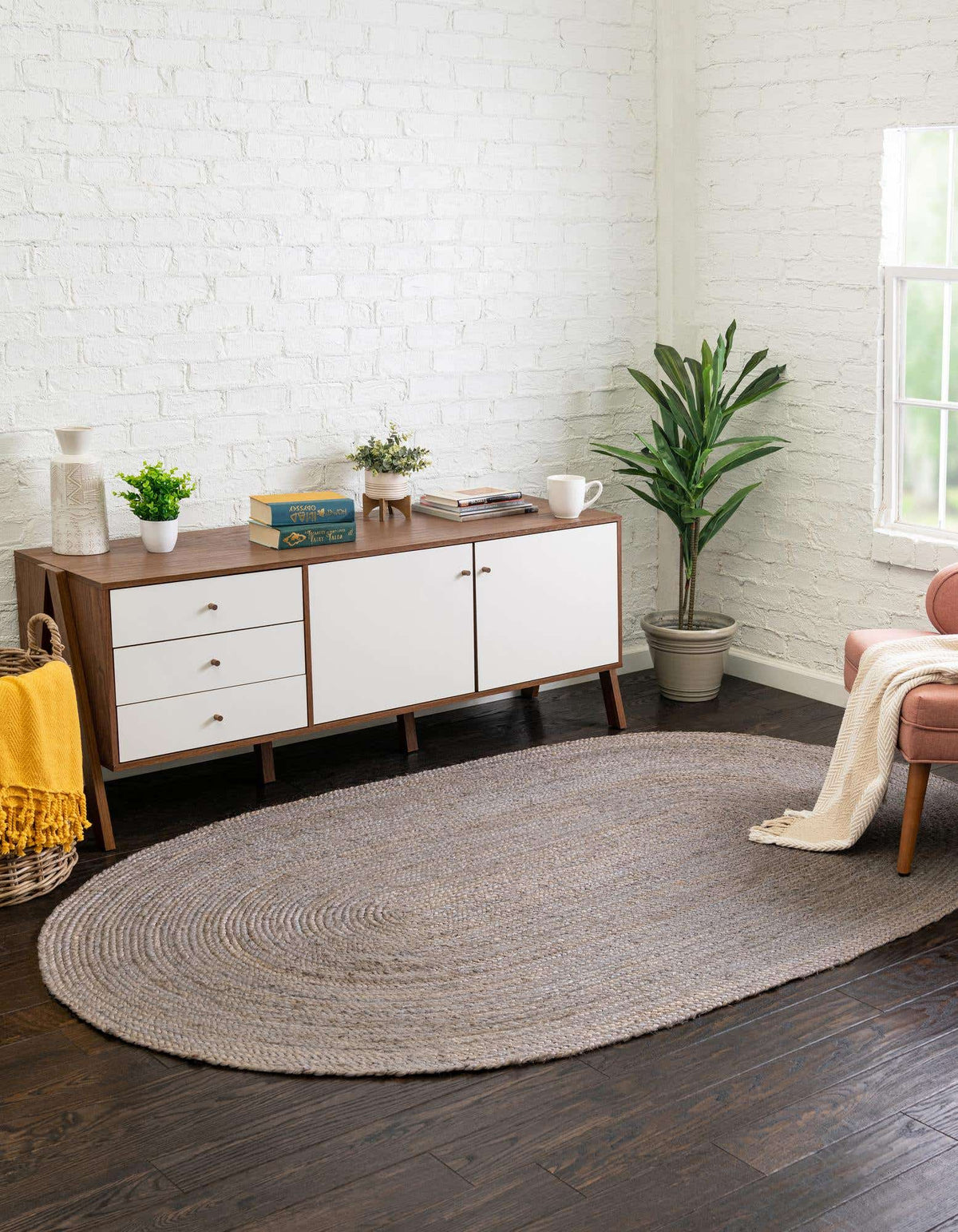 Oval Handgeflochten Teppich Braided Jute in Grau von Hadorn™ - Lifestyle Image