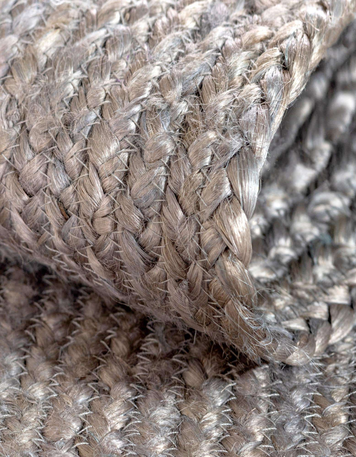 Oval Handgeflochten Teppich Braided Jute in Grau von Hadorn™ - Lifestyle Image