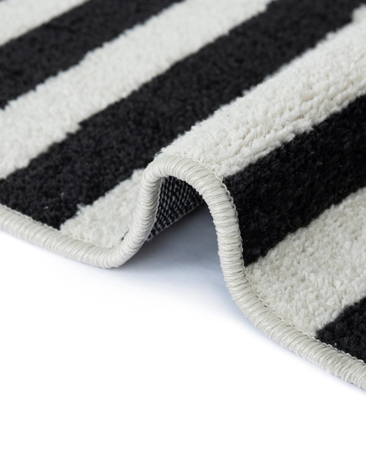 Quadratisch Teppich Tribeca in Schwarz von Hadorn™ - Lifestyle Image