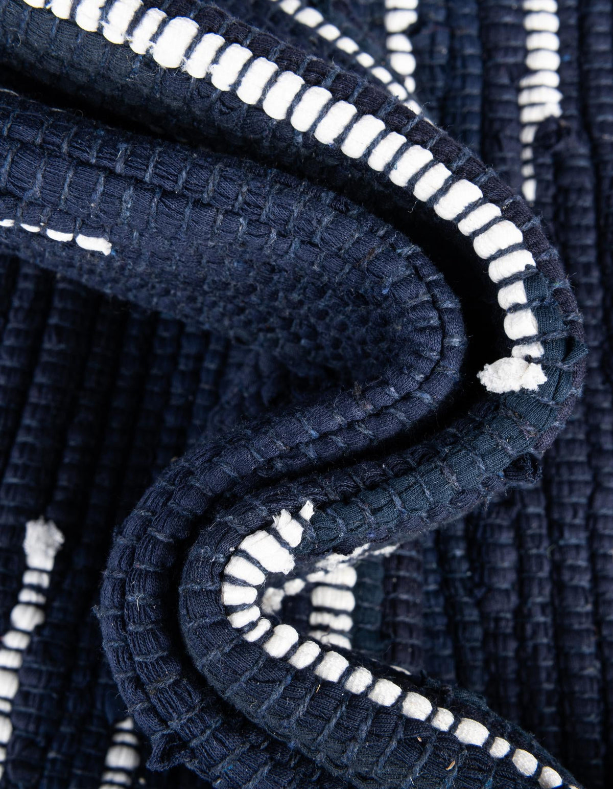 Läufer Handgeflochten Teppich Chindi Cotton in Marineblau von Hadorn™ - Lifestyle Image