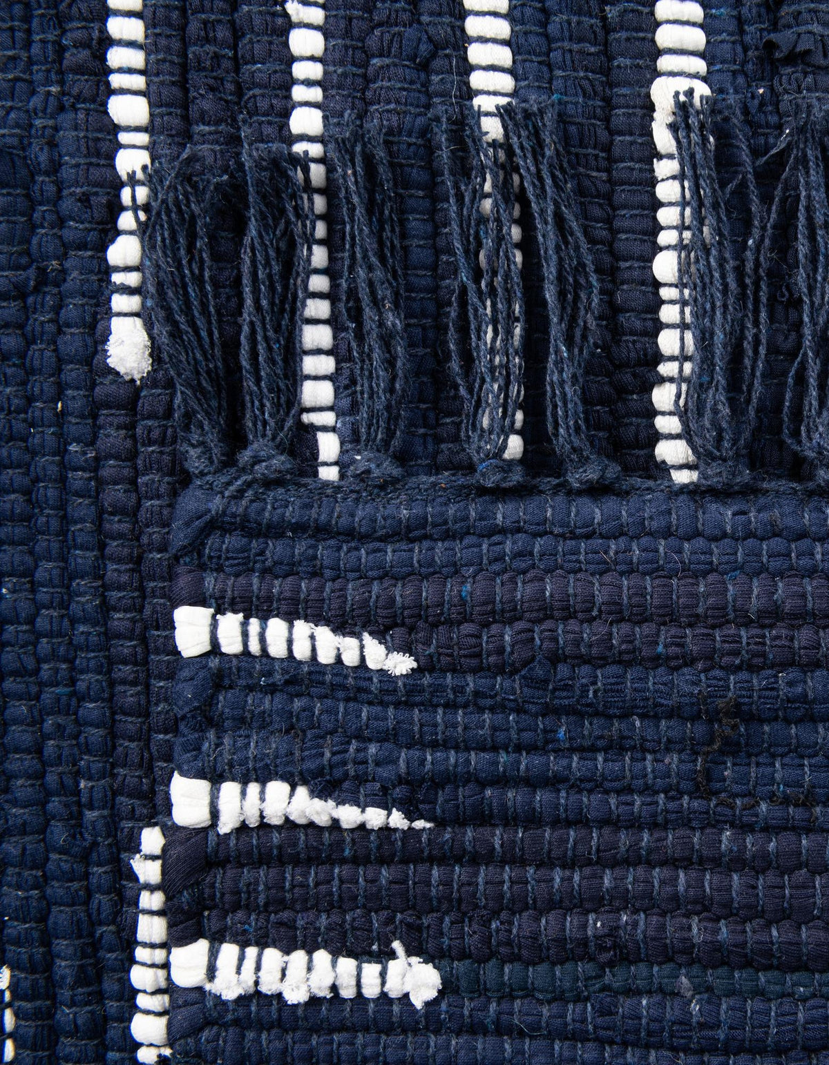 Läufer Handgeflochten Teppich Chindi Cotton in Marineblau von Hadorn™ - Lifestyle Image