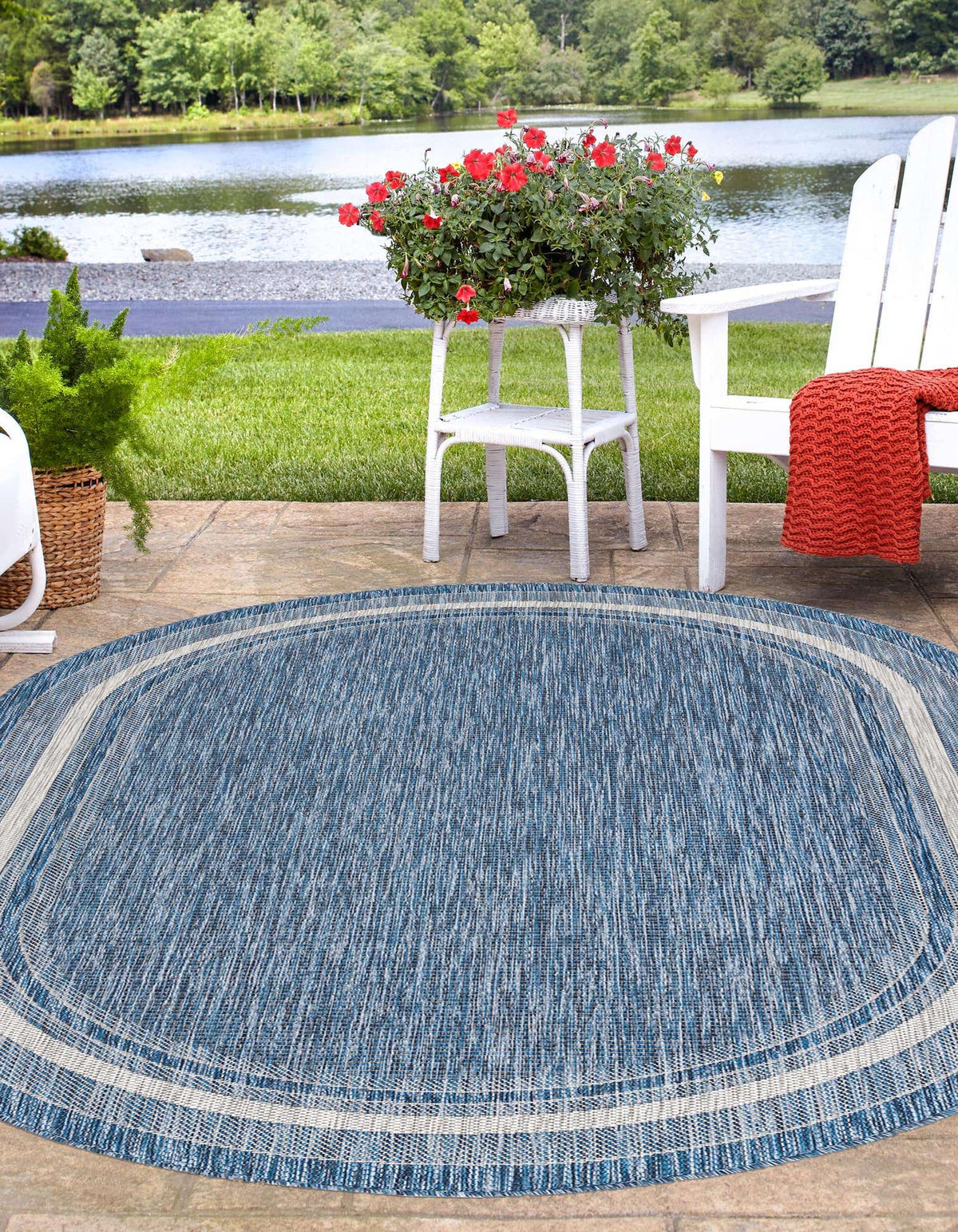 Oval Outdoor Teppich Tulum Outdoor in Blau von Hadorn™ - Lifestyle Image
