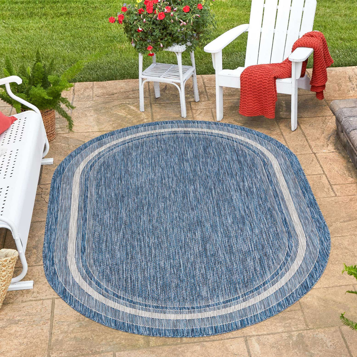 Oval Outdoor Teppich Tulum Outdoor in Blau von Hadorn™ - Lifestyle Image