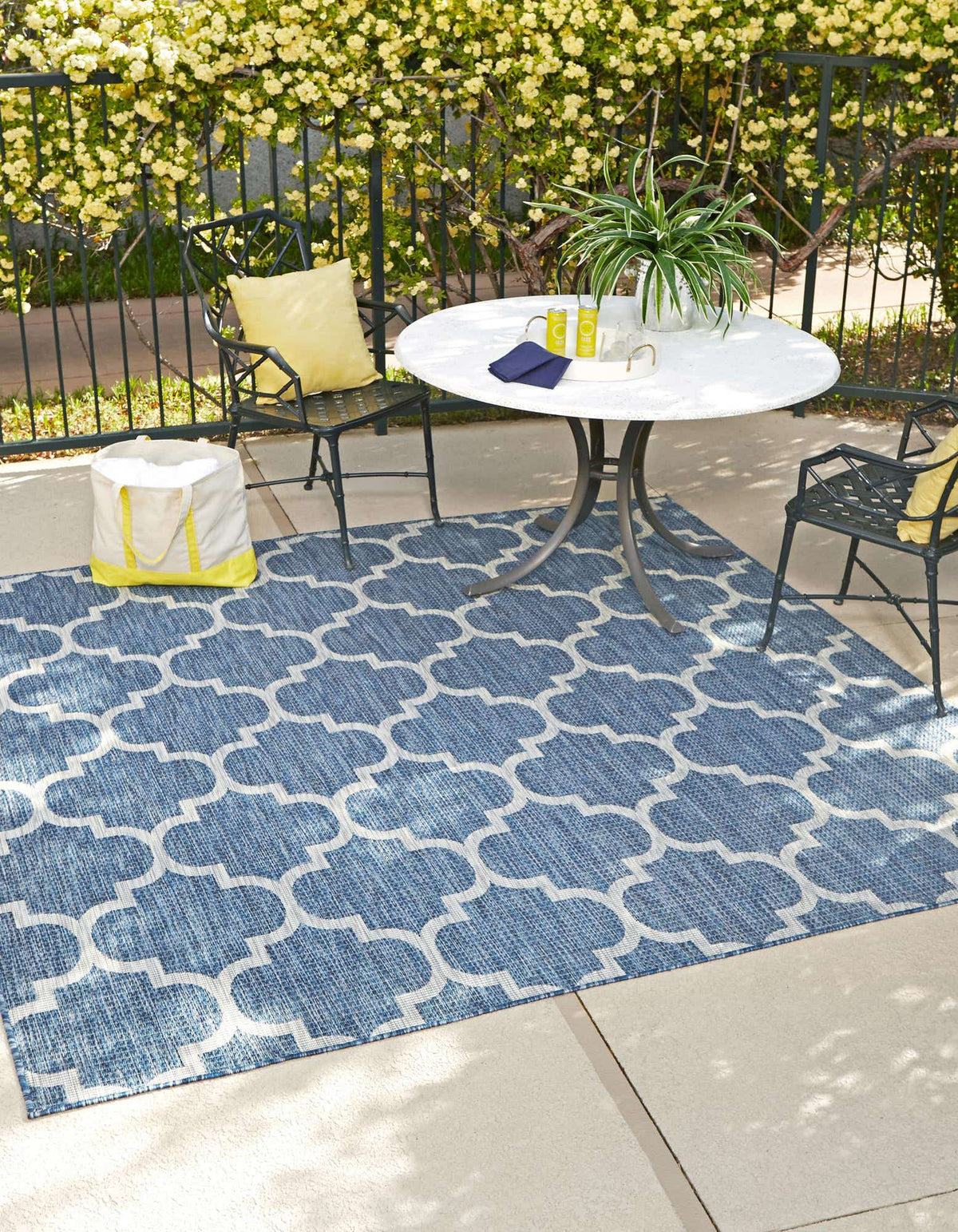 Quadratisch Outdoor Teppich Tulum Outdoor in Marineblau von Hadorn™ - Lifestyle Image