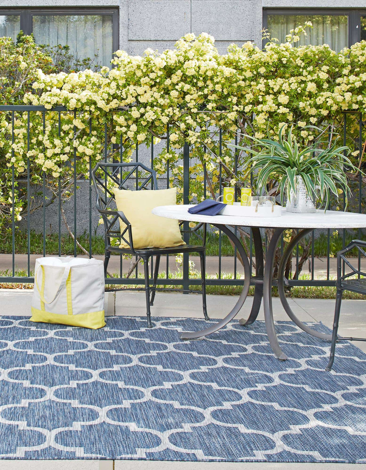 Quadratisch Outdoor Teppich Tulum Outdoor in Marineblau von Hadorn™ - Lifestyle Image