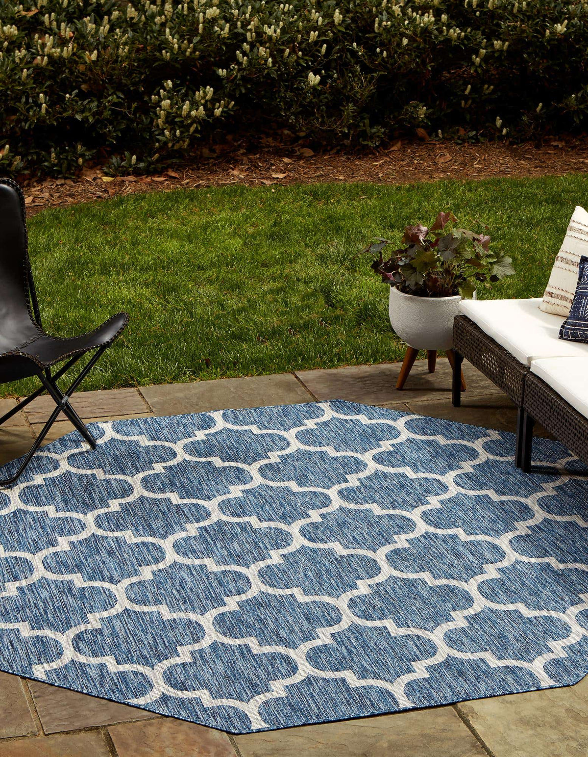 Achteck Outdoor Teppich Tulum Outdoor in Marineblau von Hadorn™ - Lifestyle Image