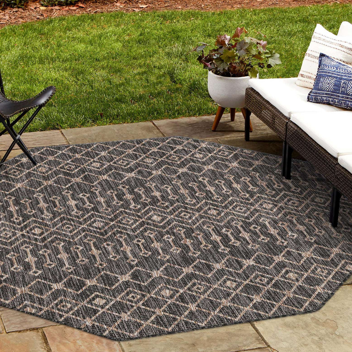 Achteck Outdoor Teppich Tulum Outdoor in Anthrazit von Hadorn™ - Lifestyle Image