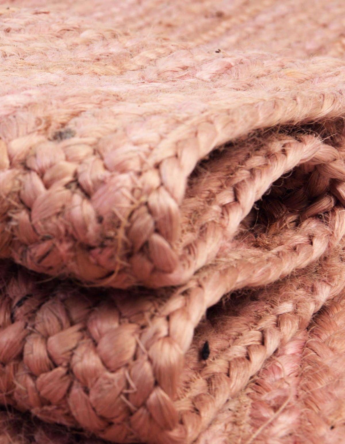 Rund Handgeflochten Teppich Braided Jute in Hellrosa von Hadorn™ - Lifestyle Image