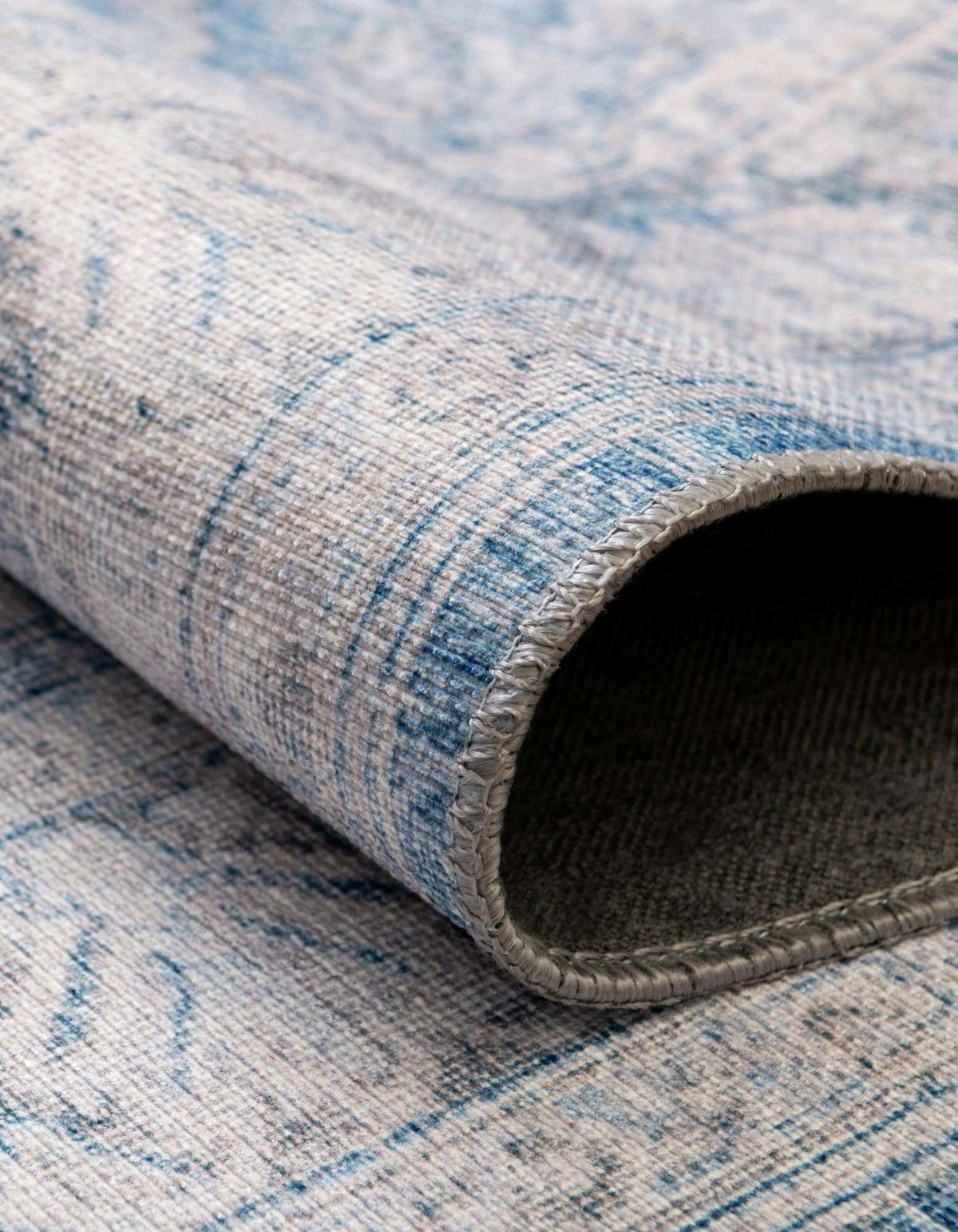 Rechteck Teppich Timeless in Blau von Hadorn™ - Lifestyle Image