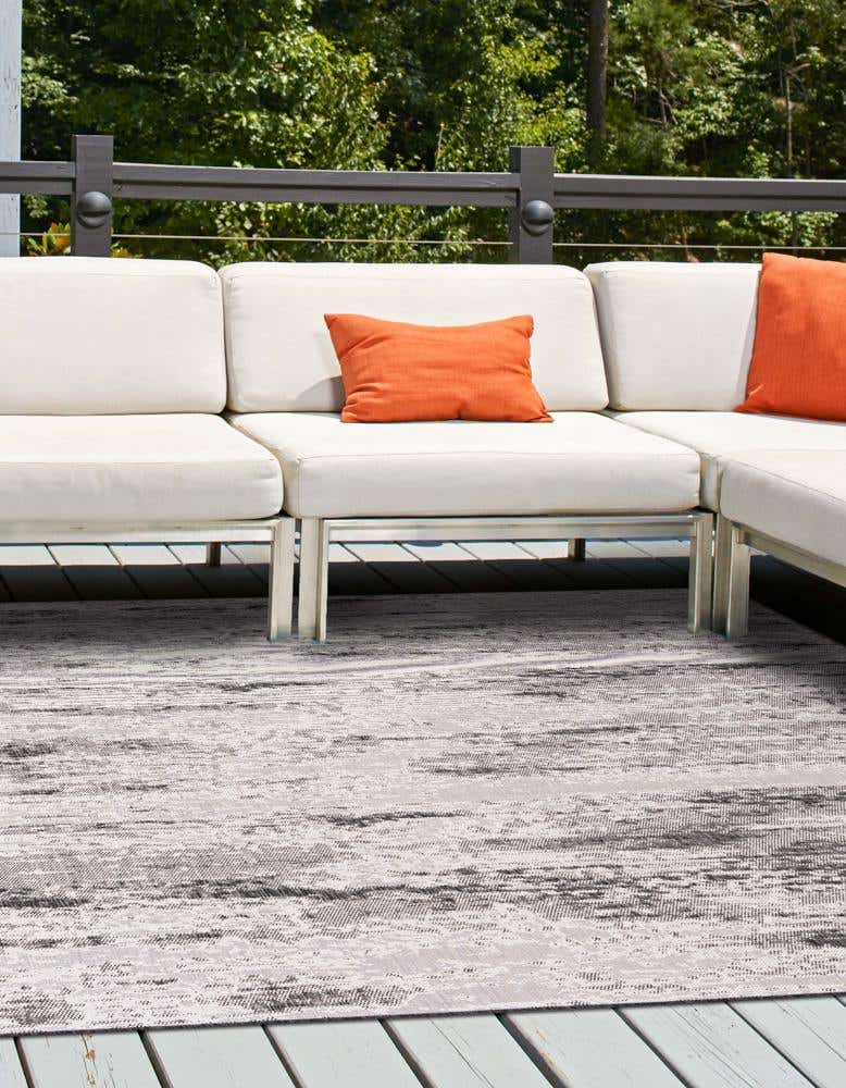Quadratisch Outdoor Teppich Outdoor Modern in Holzkohle von Hadorn™ - Lifestyle Image
