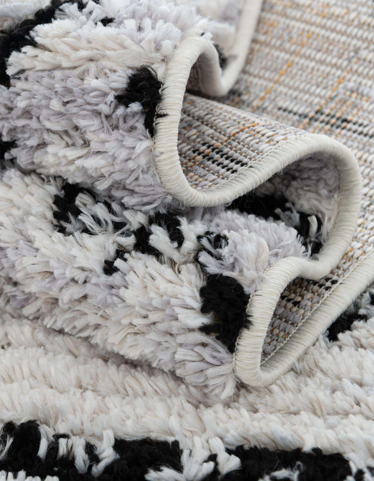 Rechteck Teppich Tagine in Schwarz und Weiss von Hadorn™ - Lifestyle Image