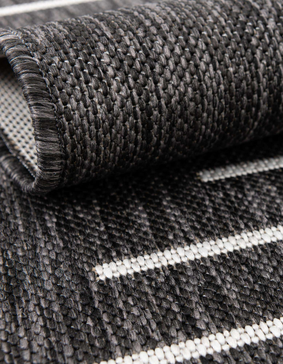 Rund Outdoor Teppich Tulum Outdoor in Anthrazit von Hadorn™ - Lifestyle Image