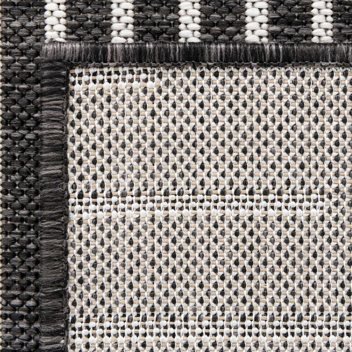 Quadratisch Outdoor Teppich Tulum Outdoor in Anthrazitgrau von Hadorn™ - Lifestyle Image