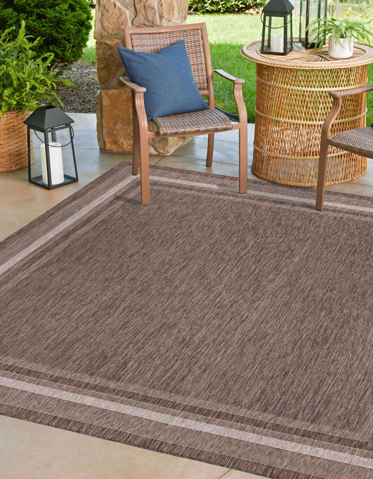 Quadratisch Outdoor Teppich Tulum Outdoor in Braun von Hadorn™ - Lifestyle Image