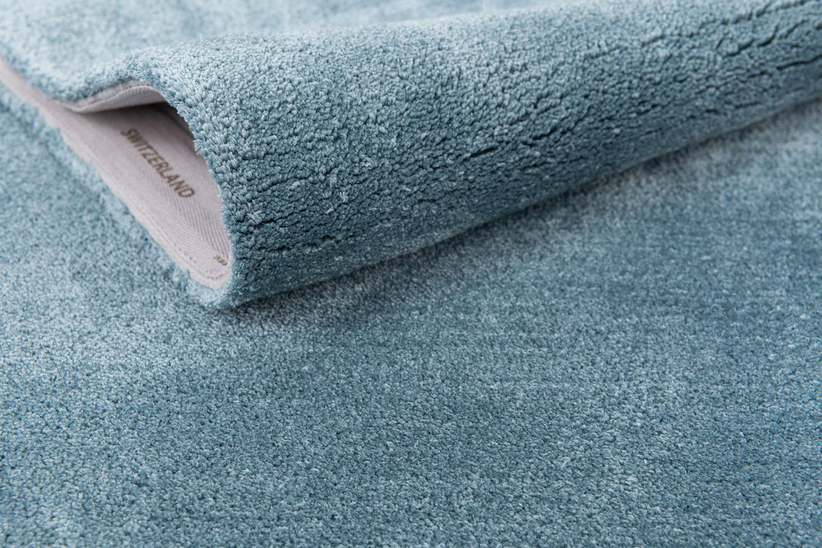 Rechteck Teppich Robotuft in Blau von Hadorn™ - Lifestyle Image