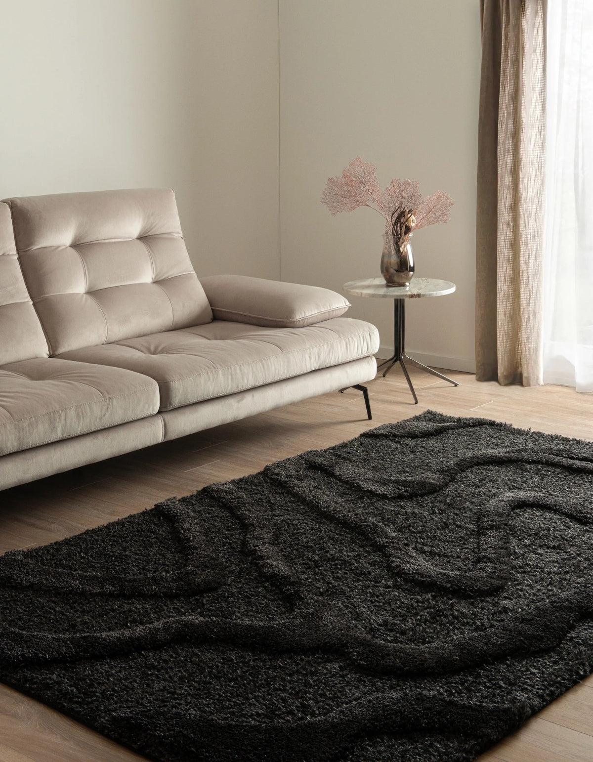 Rechteck Teppich Thun Arbor in Schwarz von Hadorn™ - Lifestyle Image