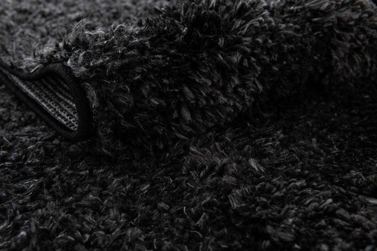 Rechteck Teppich Thun Tribus in Schwarz von Hadorn™ - Lifestyle Image