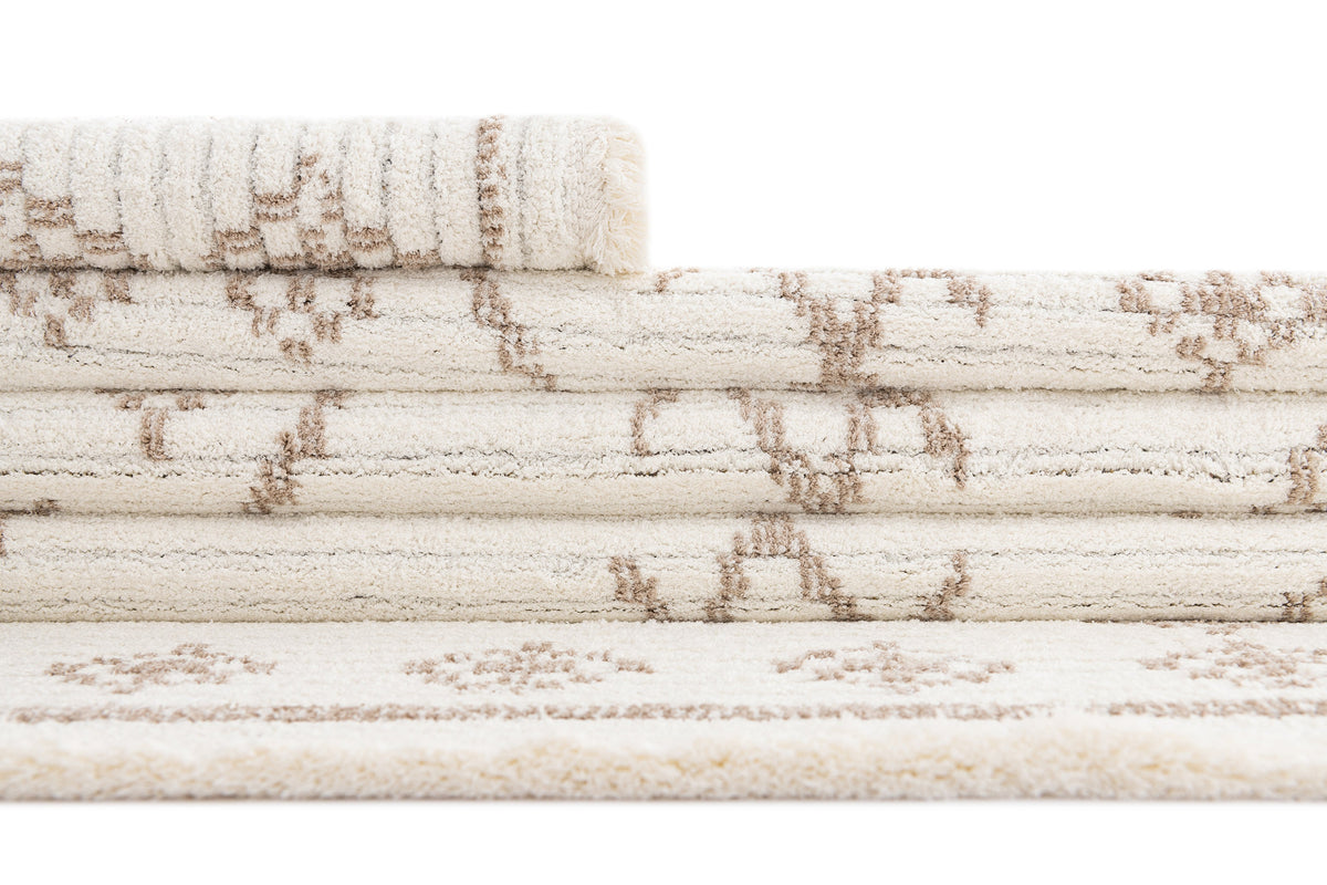 Rechteck Teppich St. Gallen Folklore in Weiss von Hadorn™ - Lifestyle Image